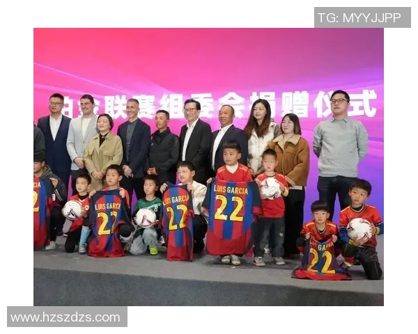 足球传奇齐聚一堂:球星合照瞬间定格赛场辉煌与荣耀 足球传奇齐聚一堂:球星合照瞬间定格赛场辉煌与荣耀